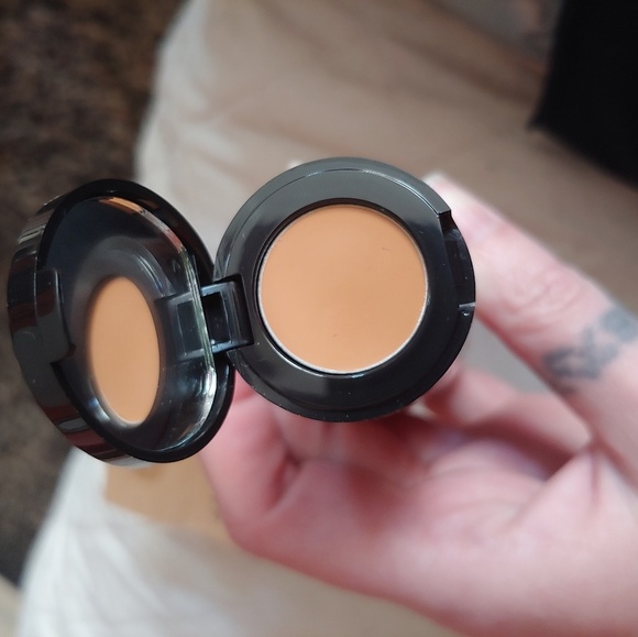 Foundation, concealer and brush kit - Picture 4 of 5